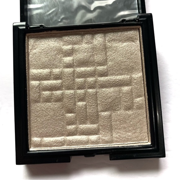 Eloise The Hollywood Glow Pressed Highlighter - Picture 6 of 6